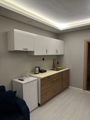 Deluxe Studio Suite, Balcony, City View | Dapur peribadi | Peti sejuk mini, dapur, alat memasak/pinggan mangkuk/perkakas dapur 