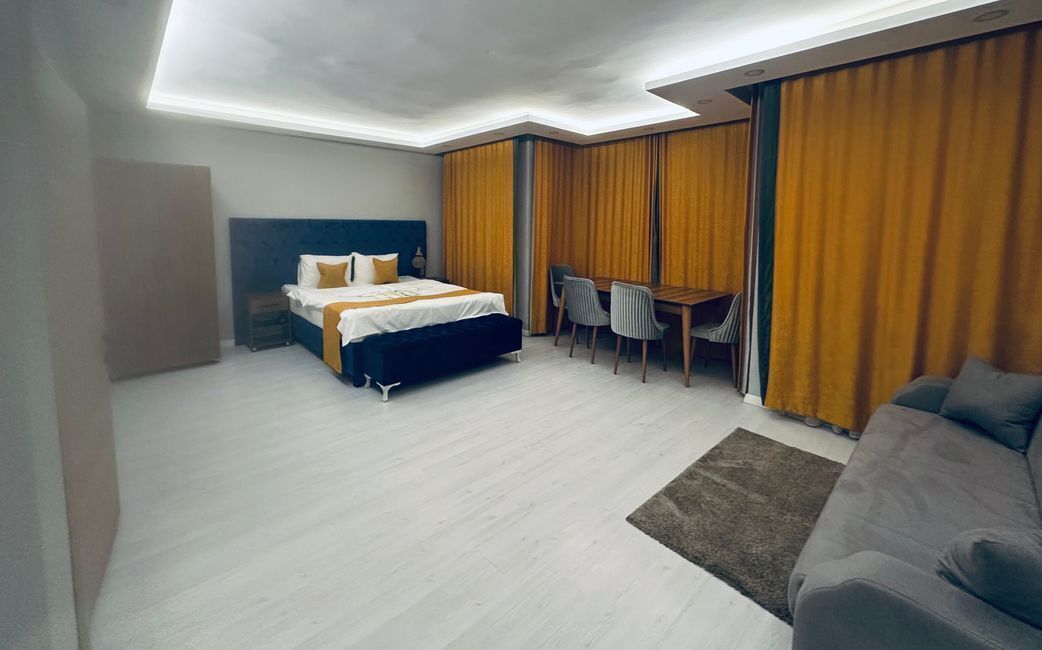 Deluxe Studio Suite, Balcony, City View | Meja, ruang kerja komputer riba, kalis bunyi, seterika/papan seterika 