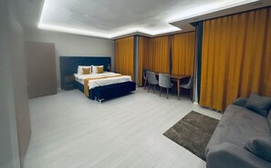 Deluxe Studio Suite, Balcony, City View | Meja, ruang kerja komputer riba, kalis bunyi, seterika/papan seterika 