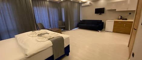 Suite Studio Deluxe, balcon, vue ville | Bureau, espace de travail pour ordinateur portable