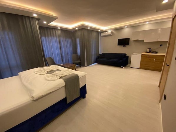 Deluxe Studio Suite, Balcony, City View | Desk, laptop workspace, soundproofing, iron/ironing board - The Galataport Cihangir Hotel (İstanbul)