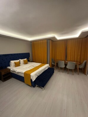 Deluxe Studio Suite, Balcony, City View | Meja, ruang kerja komputer riba, kalis bunyi, seterika/papan seterika 
