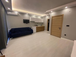 Deluxe Studio Suite, Balcony, City View | Private kitchen | Mini-fridge, stovetop, cookware/dishes/utensils - The Galataport Cihangir Hotel (İstanbul)