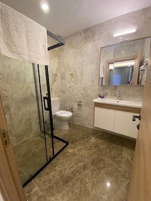 Deluxe Studio Suite, Balcony, City View | Bathroom | Free toiletries, hair dryer, slippers, towels - The Galataport Cihangir Hotel (İstanbul)