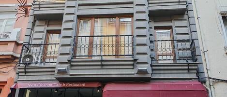 Vista frontal de la propiedad