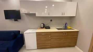 Suíte estúdio luxo, sacada, vista para a cidade | Cozinha privada | Frigobar, cooktop, talheres/pratos/utensílios de cozinha