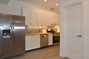 Private kitchen - Great Toronto House near Wonderland Separate entrance whole Floor Private Suite (Vaughan)