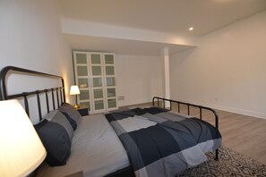 1 bedroom, WiFi, bed sheets - Great Toronto House near Wonderland Separate entrance whole Floor Private Suite (Vaughan)