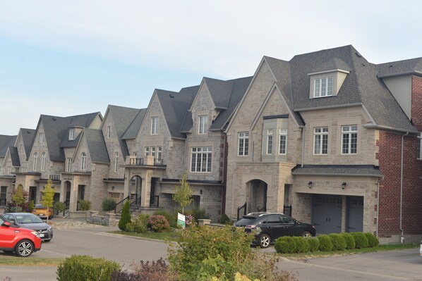 Exterior - Great Toronto House near Wonderland Separate entrance whole Floor Private Suite (Vaughan)