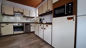 Kühlschrank, Mikrowelle, Herdplatte, Wasserkocher mit Kaffee-/Teezubehör