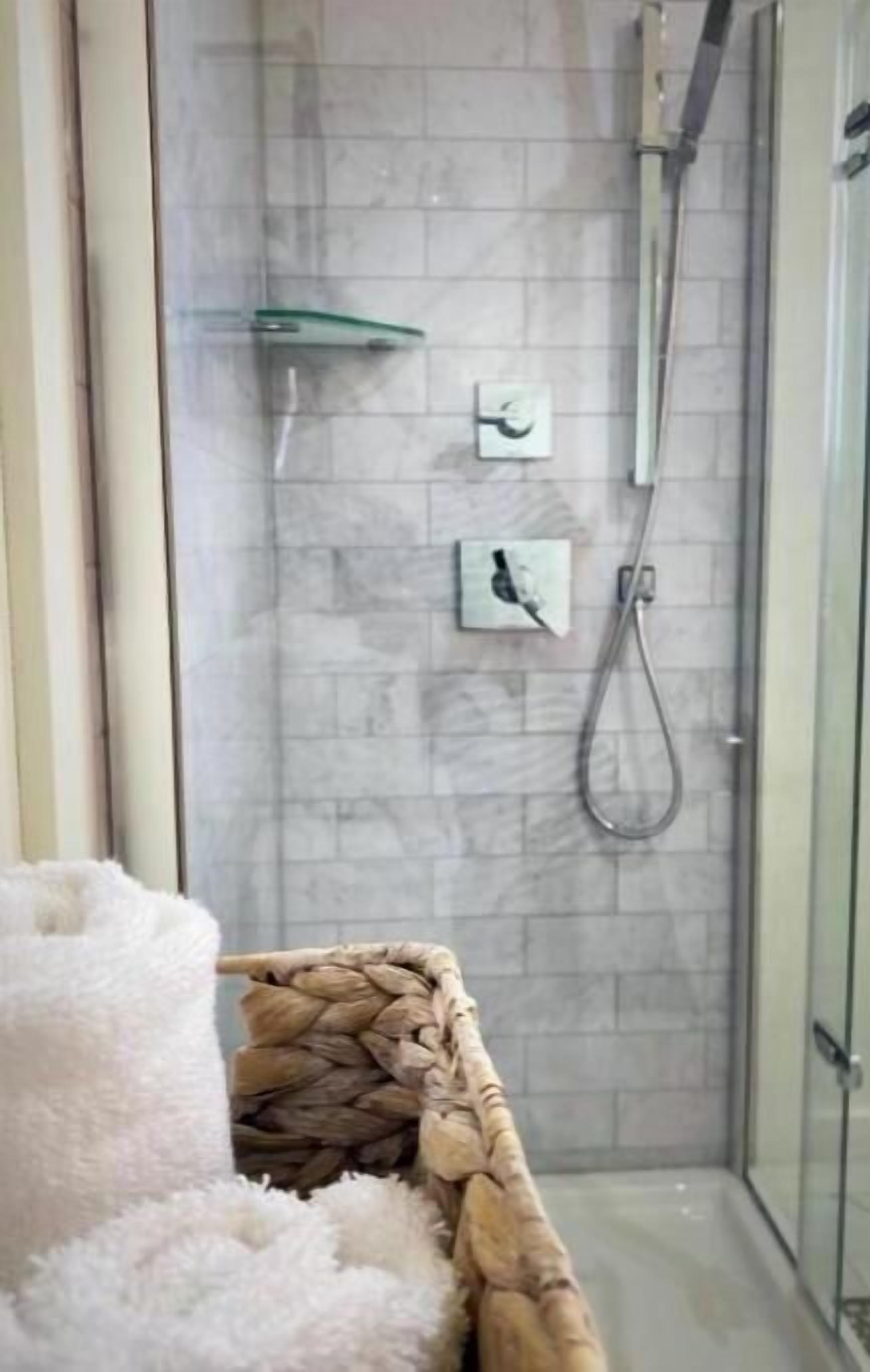Secador de pelo, toallas, jabón, shampoo