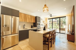 Refrigerador con freezer, placa de cocina, utensilios de cocina