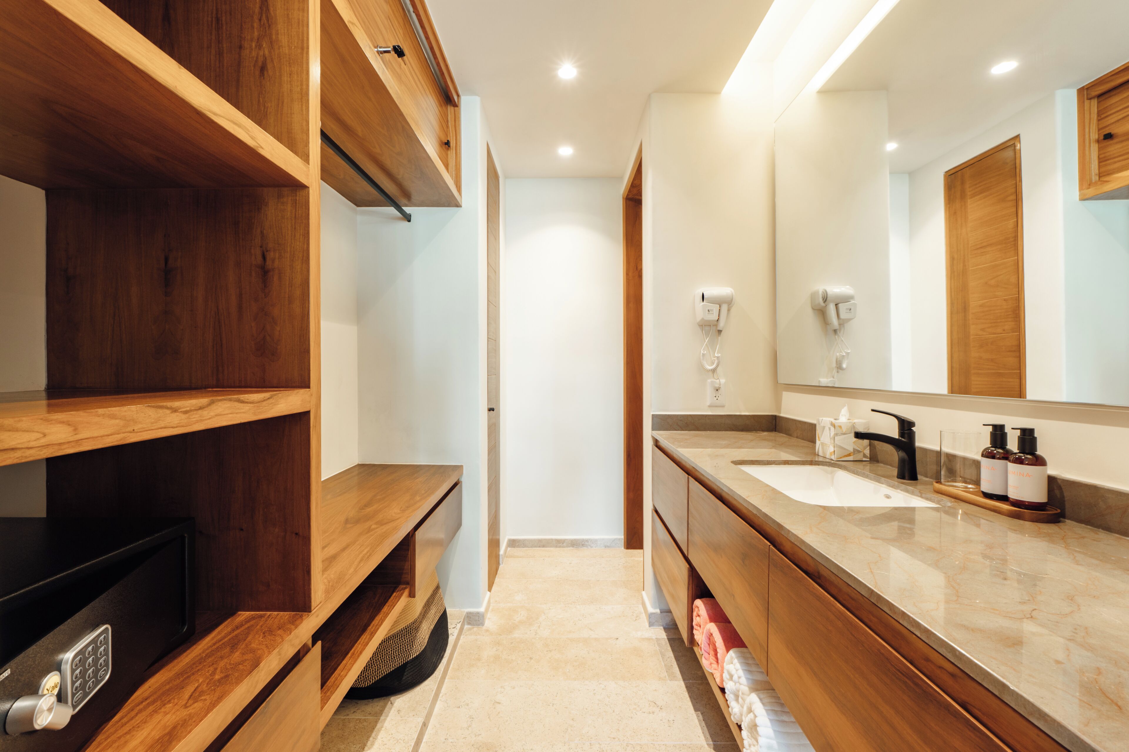 Een moderne badkamer met houten planken, een wastafelmeubel en een spiegel.