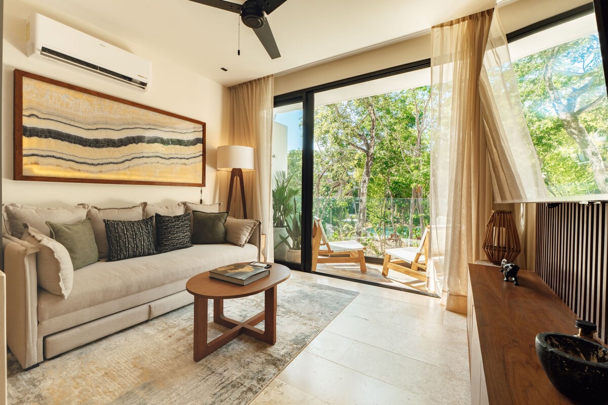 Deluxe Apartment, 1 Bedroom, Balcony | Living room | Smart TV