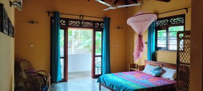 Tabla de planchar con plancha, wifi gratis y ropa de cama 