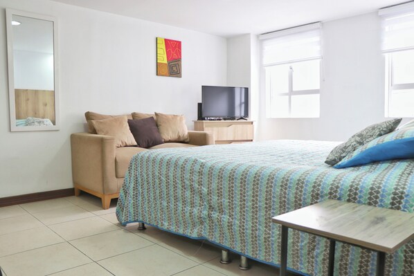 Tabla de planchar con plancha, wifi y ropa de cama 