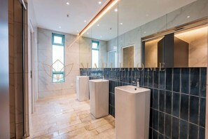Articles de toilette gratuits, sèche-cheveux