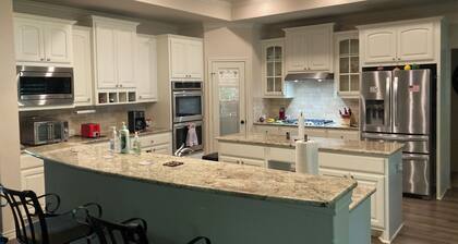 LAKE HOUSE on Richland Chambers. 3br 3 bath with boat dock. Secluded property