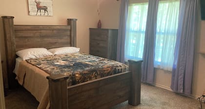 LAKE HOUSE on Richland Chambers. 3br 3 bath with boat dock. Secluded property