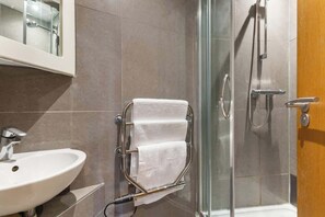 Douche, sèche-cheveux, shampoing