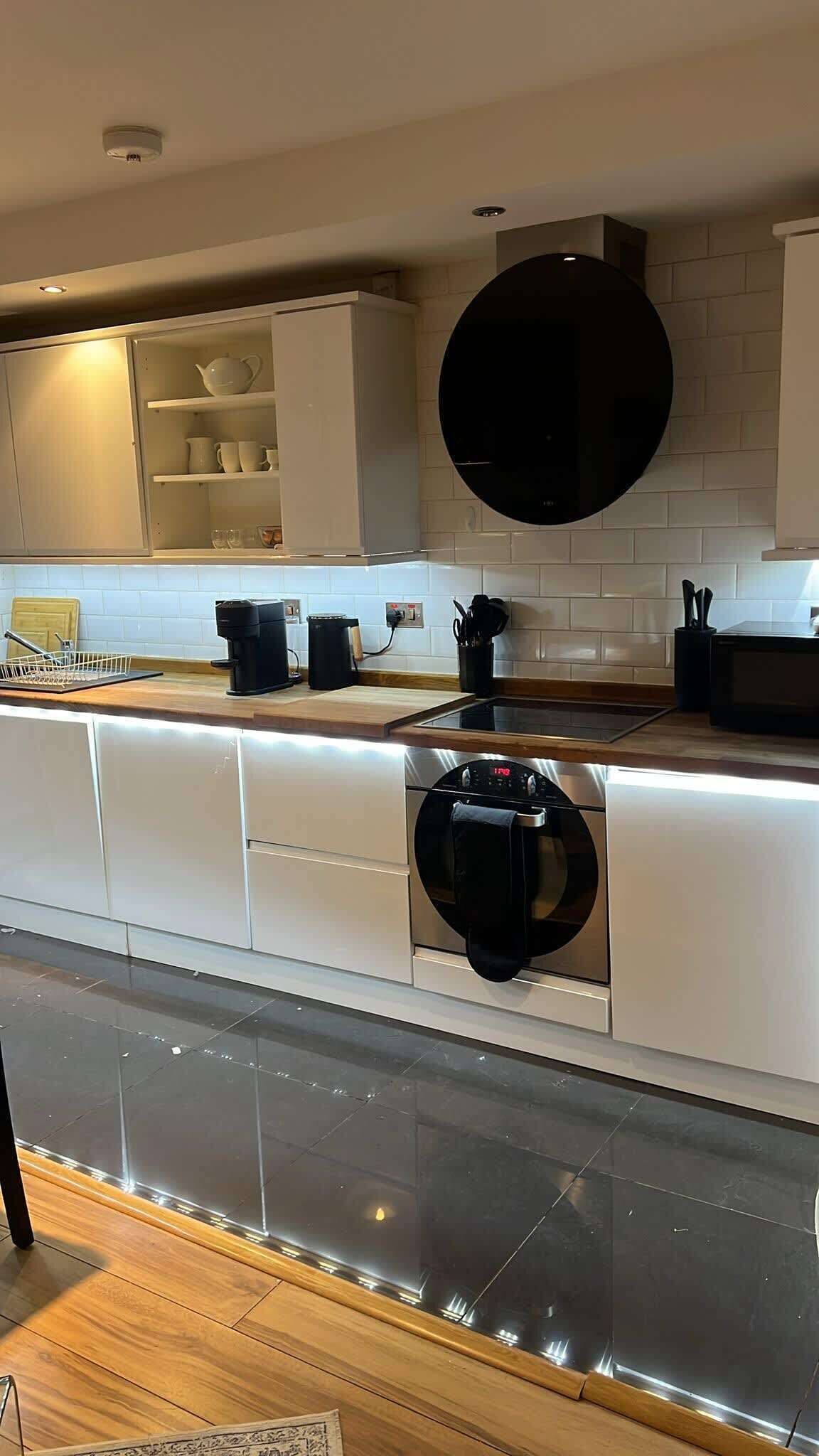 Een koelkast, een microgolfoven, een oven, een kookplaat