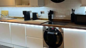 Een koelkast, een microgolfoven, een oven, een kookplaat