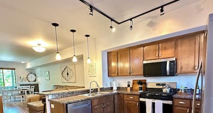 2BR/2BA Retreat Near Sun Valley · Pool & Hot Tub