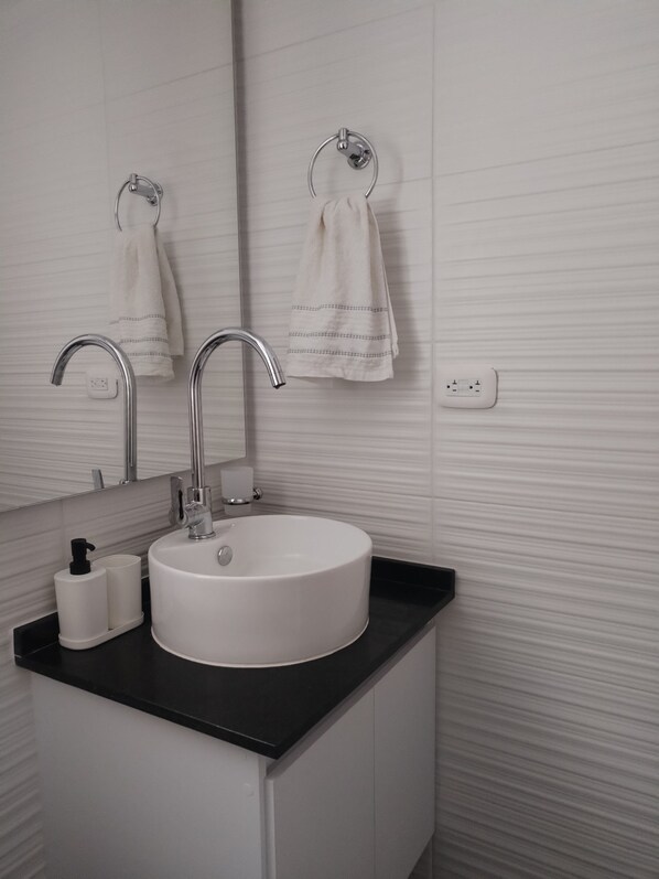 تجهيزات د�ش، مناشف، ورق حمّام