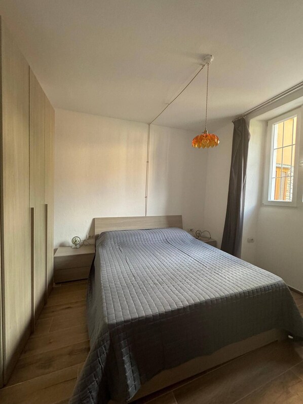 1 habitación, tabla de planchar con plancha, wifi gratis y ropa de cama