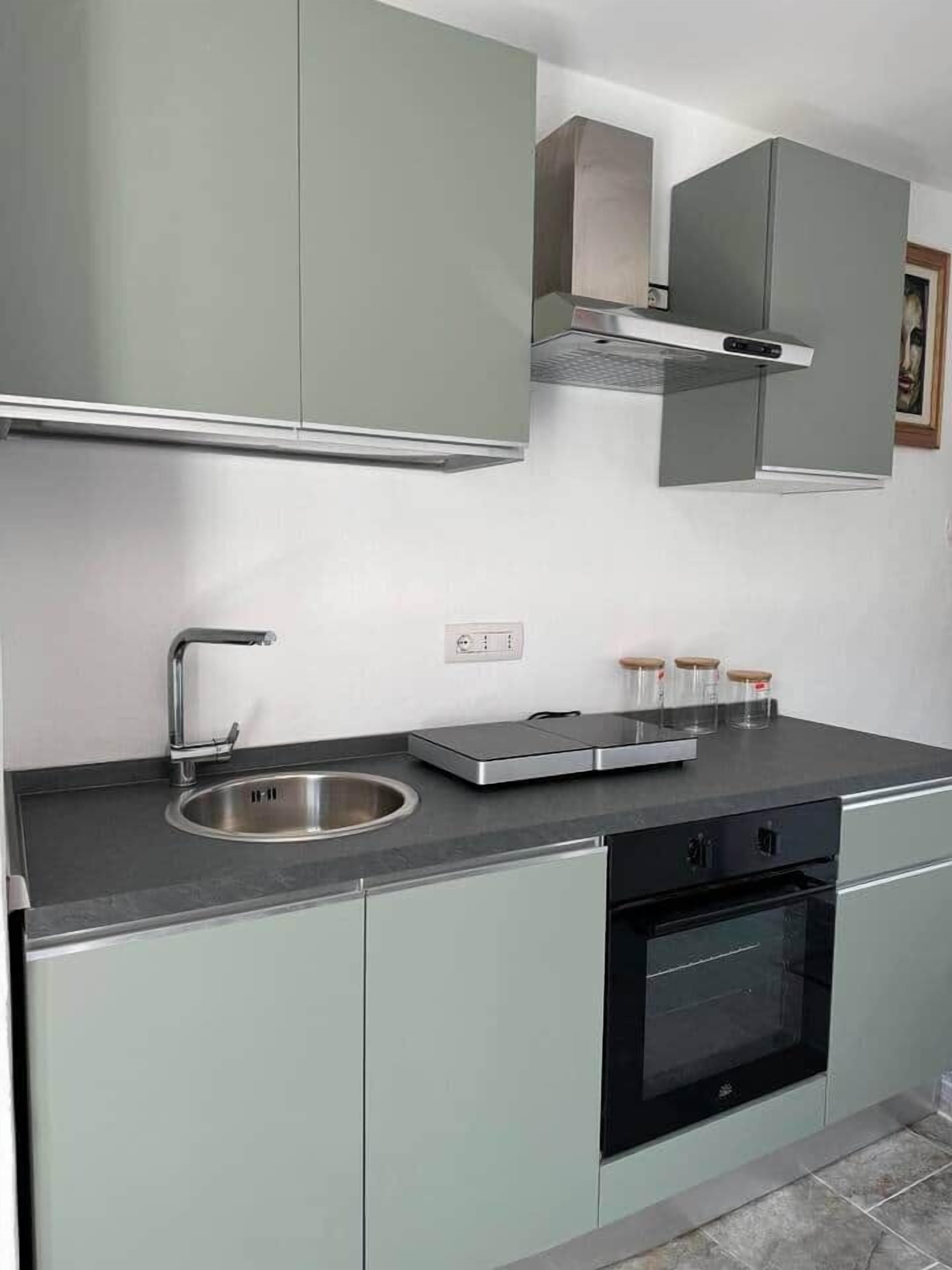 Kühlschrank, Mikrowelle, Ofen, Herdplatte