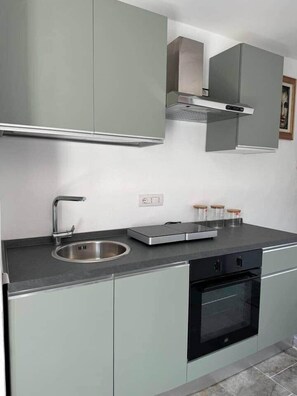 Kjøleskap, mikrobølgeovn, ovn og kokeplater