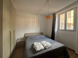 1 habitación, tabla de planchar con plancha, wifi gratis y ropa de cama