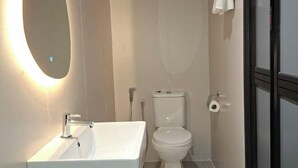 Ein Badezimmer mit Waschbecken, Toilette und Dusche.