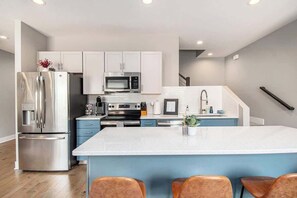 Jääkaappi, mikroaaltouuni, uuni, liesi