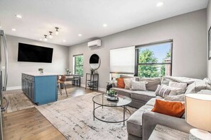 TV, offices - Midtown Omaha Escape | Luxury Comfort & Location (Omaha)