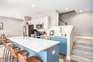 Refrigerador, microondas, horno, placa de cocina