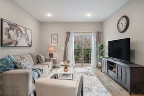 TV, offices - Trendy Townhouse in Midtown Omaha|Rooftop Retreat (Omaha)