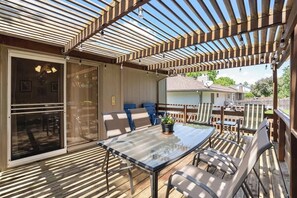 Outdoor dining - 4-Bedroom Retreat with Outdoor Space & King Bed (Omaha)