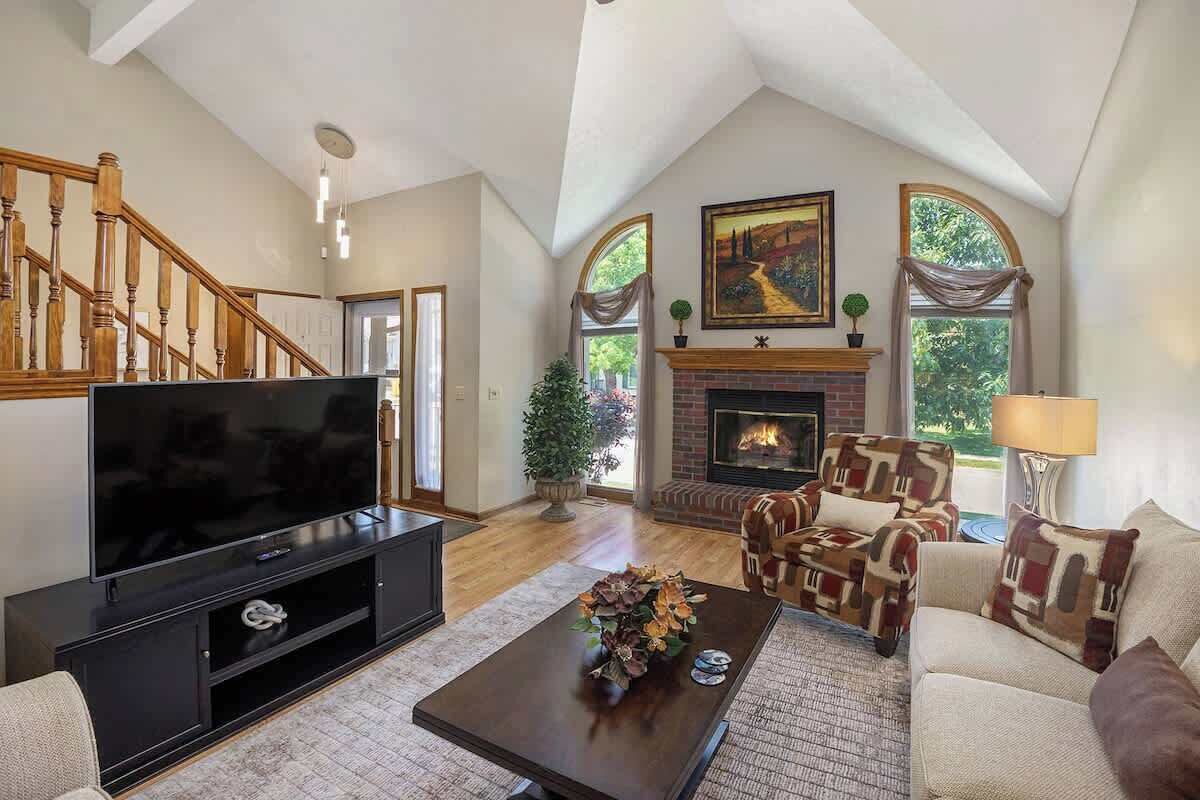 تلفزيون، مدفأة، مكتب