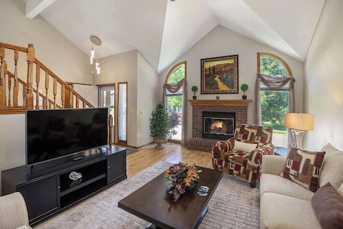 4-Bedroom Retreat with Outdoor Space & King Bed