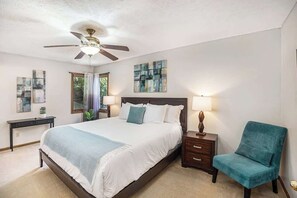 4 bedrooms, iron/ironing board, WiFi, bed sheets - 4-Bedroom Retreat with Outdoor Space & King Bed (Omaha)