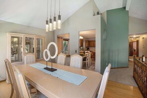 Dining - 4-Bedroom Retreat with Outdoor Space & King Bed (Omaha)