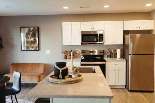 Fridge, microwave, stovetop, dishwasher