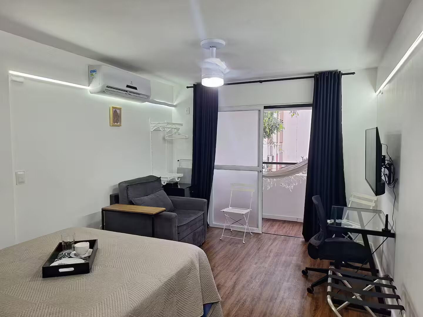 1 quarto, escrivaninha, ferros/tábuas de passar roupa, berço de viagem