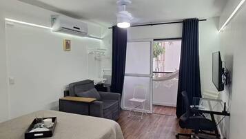 1 quarto, escrivaninha, ferros/tábuas de passar roupa, berço de viagem