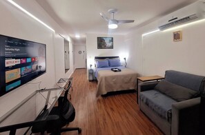 1 habitación, escritorio, tabla de planchar con plancha y cuna de viaje 