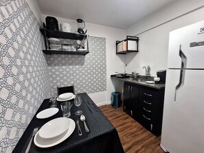 Refrigerador, microondas, parrilla de estufa y cafetera y tetera 