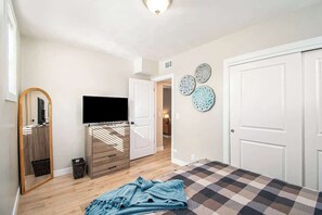 1 bedroom, WiFi, bed sheets - Poppleton Place - Central Omaha, Zoo, CHI Nearby (Omaha)