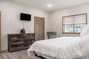3 bedrooms, WiFi, bed sheets - Accessible Escape- Completely Handicap accessible! (Council Bluffs)