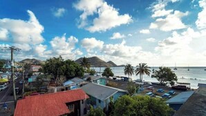 Eine Küstenstadt mit Gebäuden, einem Strand und blauem Himmel.